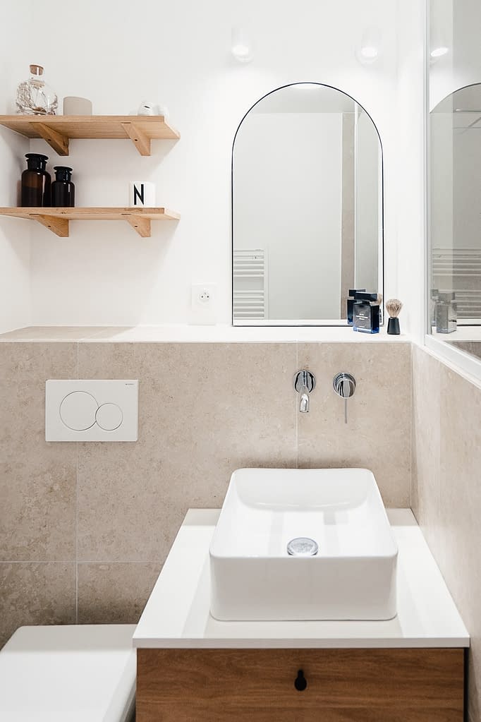 Une salle de bain récemment rénovée, dans les tons beige et blanc