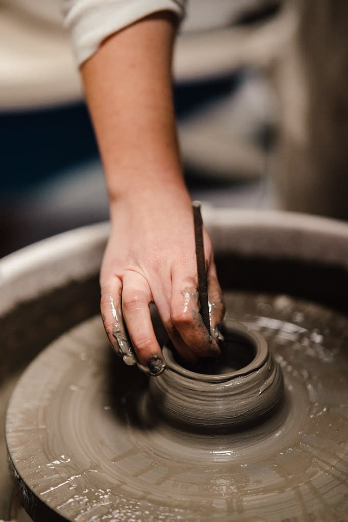 Un geste de précision pour façonner un bol dans un atelier de céramique